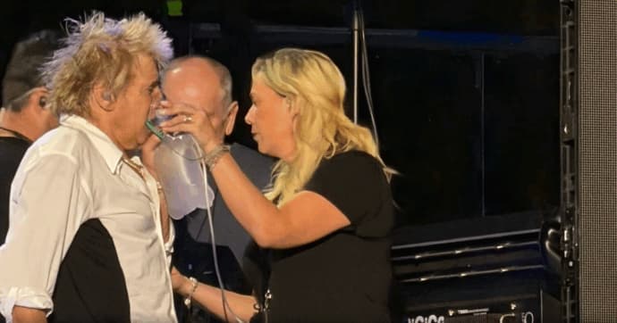 Paura per Rod Stewart sul palco: malore durante il concerto, costretto a fermarsi per l’ossigeno