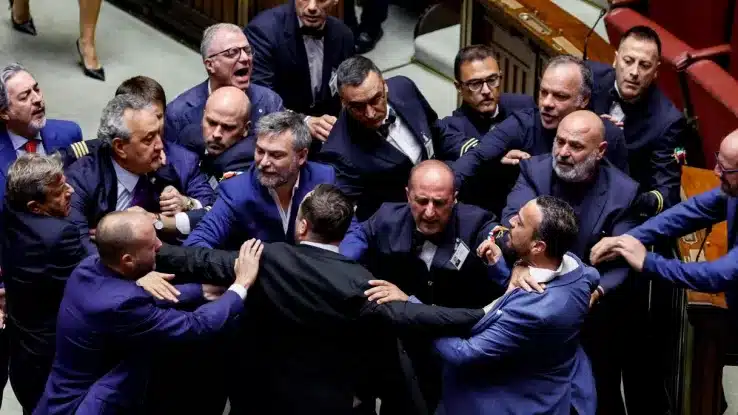 Caos alla Camera: scontri sulla riforma della giustizia e proteste dell’opposizione sul caso Gaza