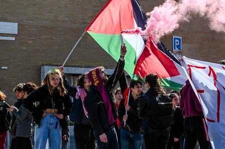 Roma, scontri alla manifestazione pro palestina e contro il governo
