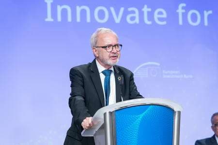 Werner Hoyer, ex presidente della BEI è indagato per corruzione e appropriazione di fondi UE