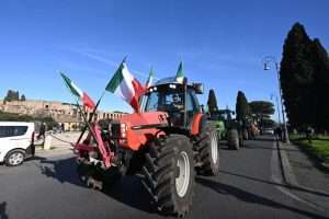 Trattori, gli agricoltori sono di nuovo a Roma: manifestazione a Piazza Bocca della Verità