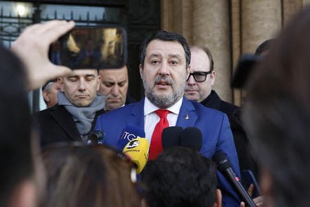 Salvini sotto assedio: tensioni interne alla Lega e polemiche sui disservizi ferroviari