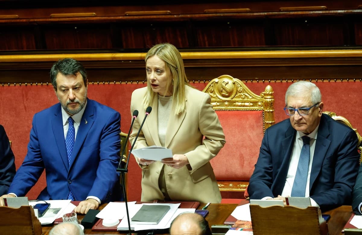 Meloni pronta al faccia a faccia con Schlein, ma rilancia: "Confronto a tre con Conte"