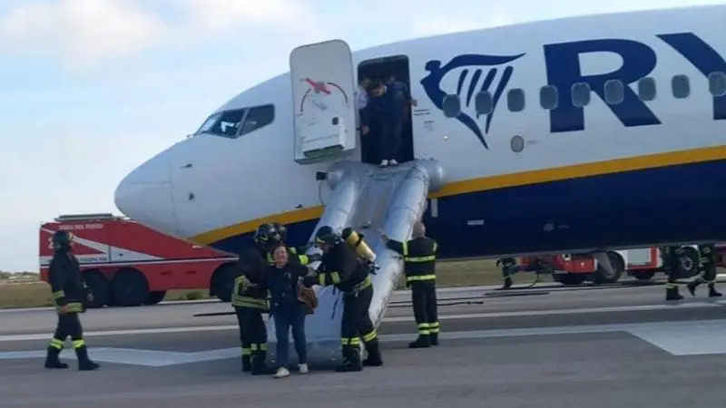 Ryanair, aereo torna a Brindisi dopo l'ennesimo problema in volo