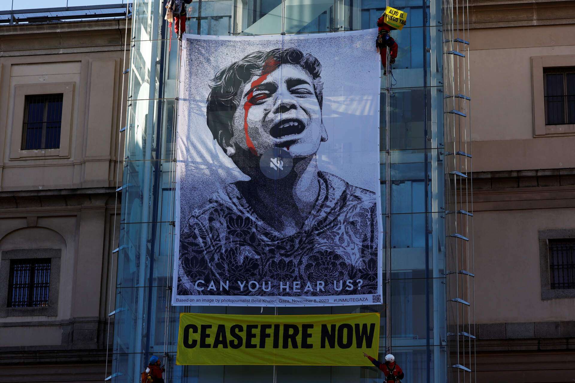 Uno striscione contro la guerra a Gaza sulla facciata del Reina Sofia a Madrid