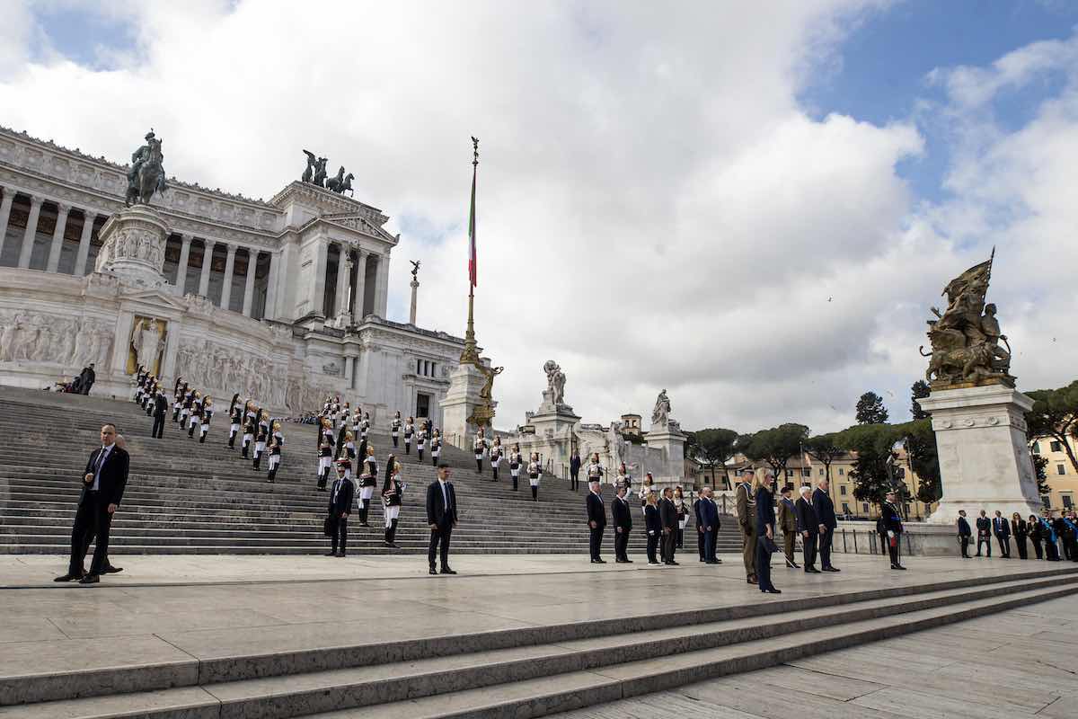 25 aprile. Ottanta anni fa l'Italia si liberava dal nazifascismo. Mattarella e Meloni all'Altare della Patria, polemiche sul richiamo al basso profilo