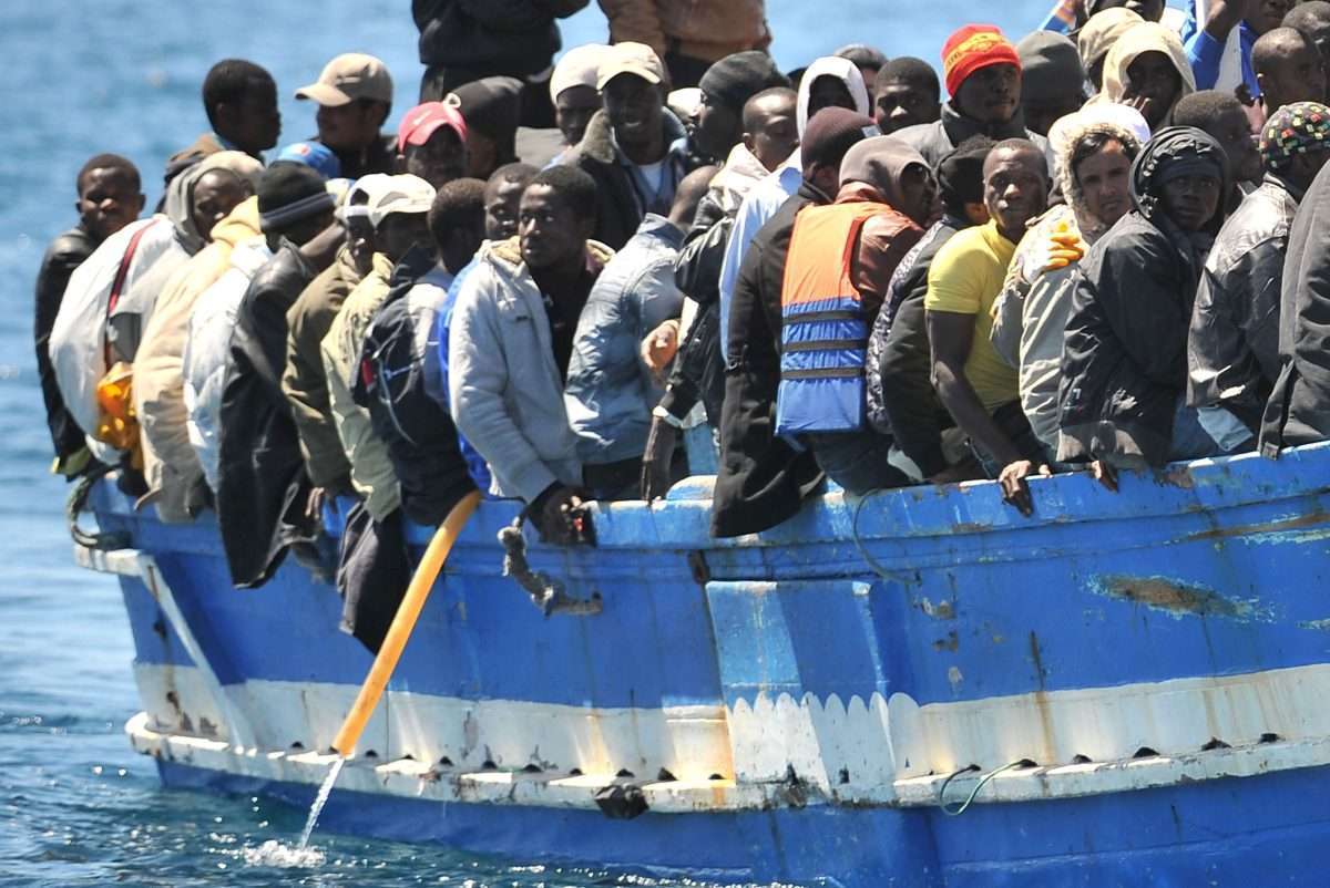 Migranti, arrivata l’intesa in Ue sulla gestione delle crisi: eliminato l’emendamento sulle Ong