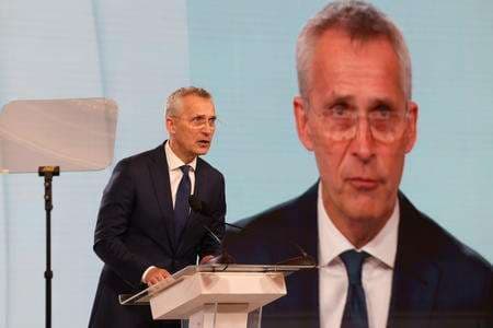 Ucraina, Usa e Germania danno l’ok all’utilizzo di armi Nato. Stoltenberg: “Più ci prepariamo a una guerra lunga prima finir”