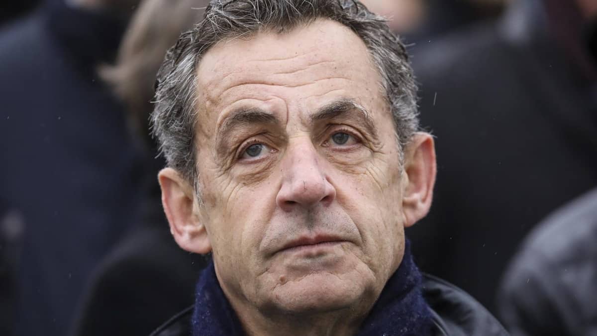 Francia: l’ex premier Sarkozy condannato a tre anni per corruzione