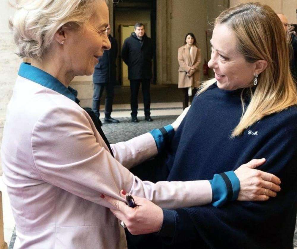 Meloni al Cairo con Ursula von der Leyen. Ed è polemica