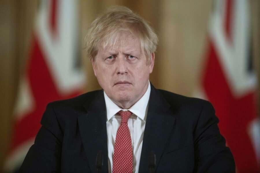 Party-gate, Johnson si scusa con i cittadini ma Starmer incalza: “Si dimetta!”