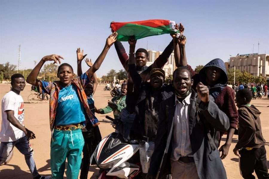 Burkina Faso, folla festante accoglie i golpisti. Onu: “Rilascio immediato del Presidente”