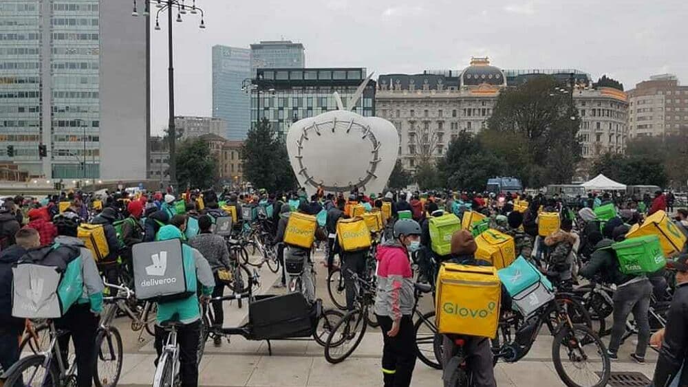 I rider scendono in piazza. Mobilitazione in tutta Italia dei "ragazzi" di Deliveroo e Glovo