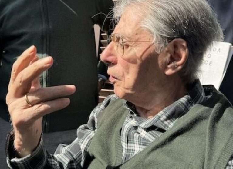 Dagospia annuncia la morte di Bossi. Il figlio Renzo smentisce : "Sta benissimo"