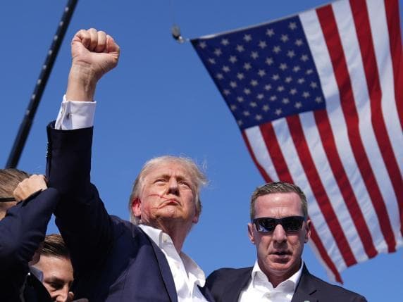 Sangue sulla campagna elettorale Usa: ferito Donald Trump, ucciso l’attentatore un morto tra la folla