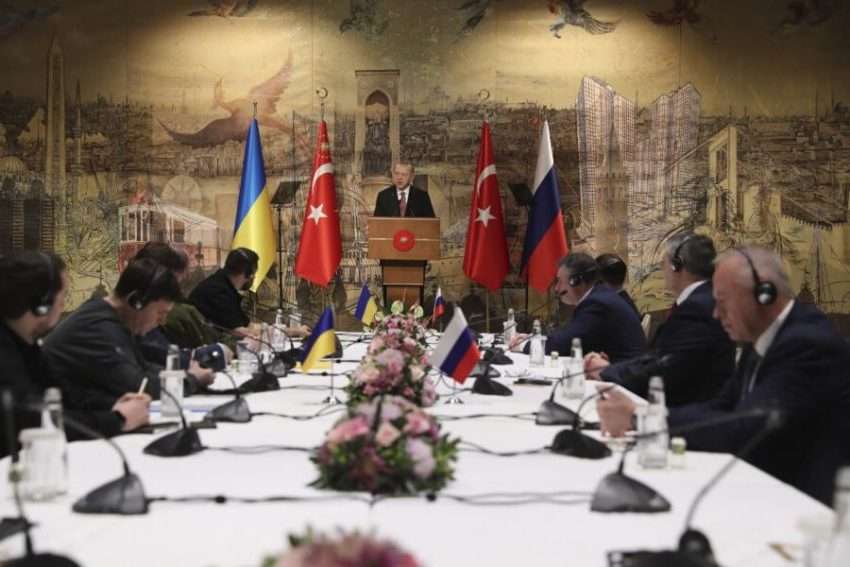 Ucraina: Kiev rinuncia alla Nato ma non all’Ue, Mosca si impegna a ridurre gli attacchi su Kiev e Chernhiv