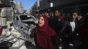 Gaza, Hamas: “7 ostaggi morti a causa dei raid israeliani”. Strage nel tentativo di raggiungere gli aiuti umanitari