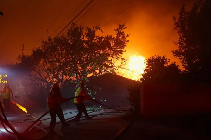 Los Angeles continua a bruciare, i morti salgono a 24