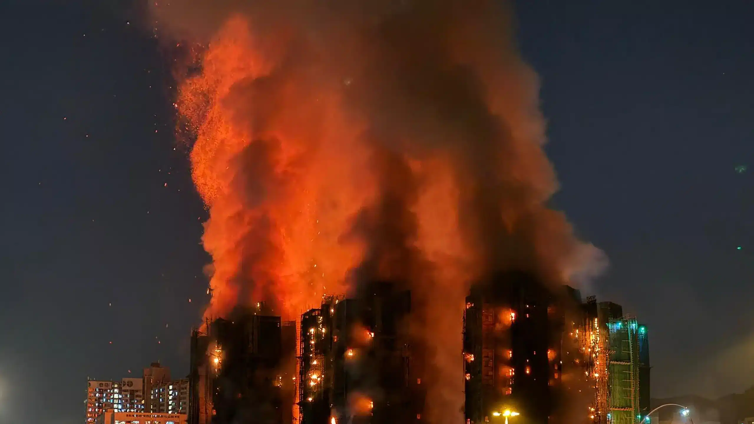 Hong Kong, 13 arresti per omicidio colposo dopo l'incendio alla Wang Fuk Court