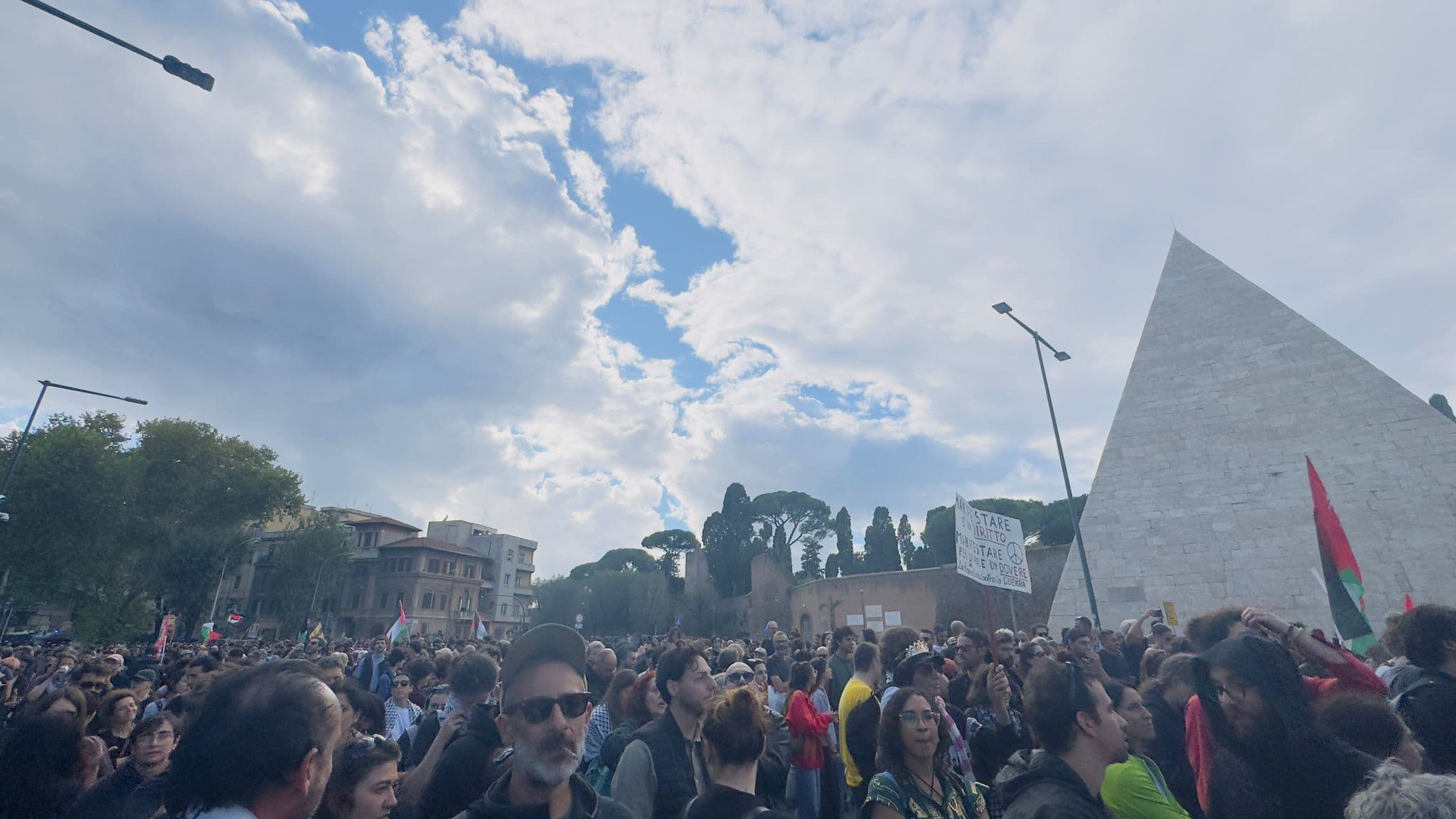 Roma blindata per la manifestazione pro Palestina, in migliaia a Piazzale Ostiense