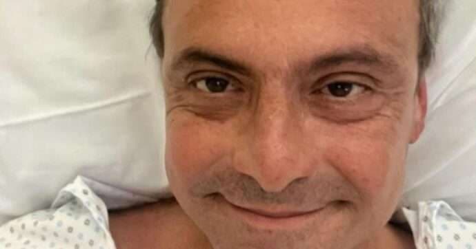 Carlo Calenda condivide un selfie dall’ospedale: “Affettato ma tutto bene”