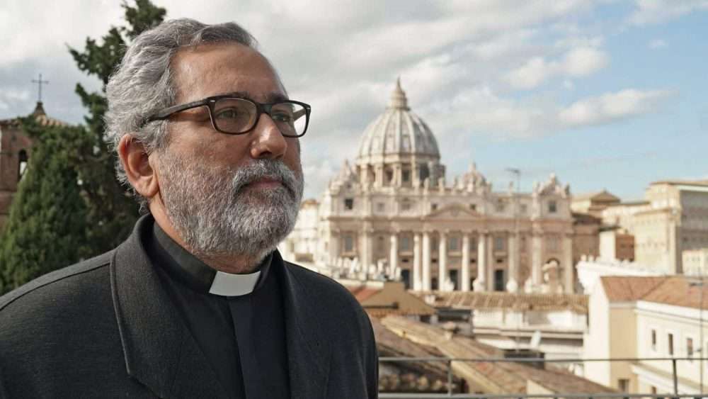 Vaticano, il ministro dell’Economia Padre Guerrero si dimette. Al suo posto un laico: Caballero Ledo