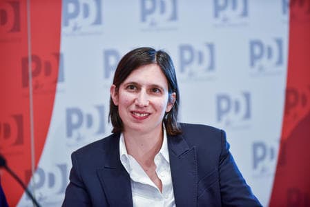 Schlein su Trump: "Messaggio aggressivo, Meloni si chieda come mai era l'unica leader europea"