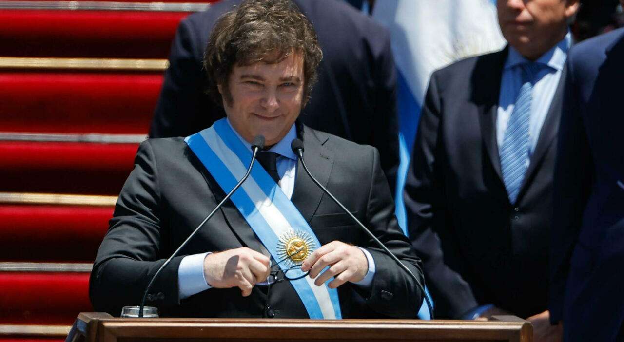 I primi passi di Milei in Argentina, peso svalutato del 50% rispetto al dollaro, soppressi i ministeri “sociali”