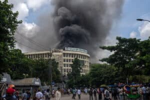Bangladesh. Dopo i violenti scontri delle scorse settimane la premier si dimette e fugge