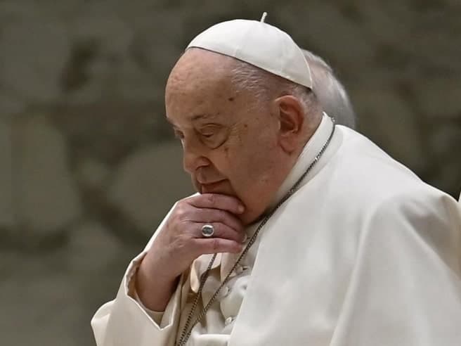 Papa Francesco e le complicazioni respiratorie: il rischio di polmonite, le prossime 48 ore decisive