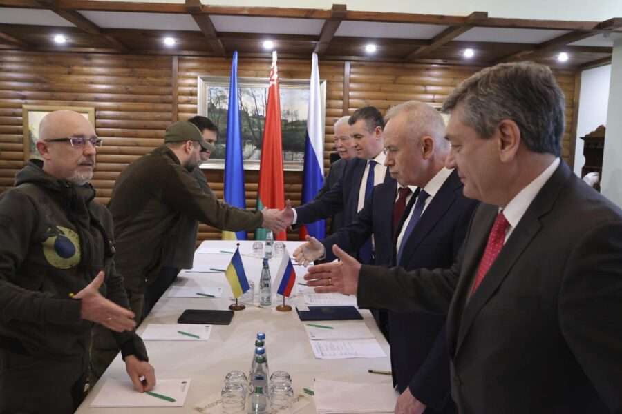 Ucraina: tregua temporanea per consentire corridoi umanitari, Zelensky: “Putin negozia con me”, Putin: “Andremo avanti senza compromessi”
