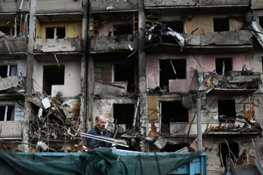 Ucraina: negoziati sospesi, Ue approva quarto pacchetto di sanzioni, premier ucraino: “Fermare l’invasione prima che l’Europa sia in fiamme”