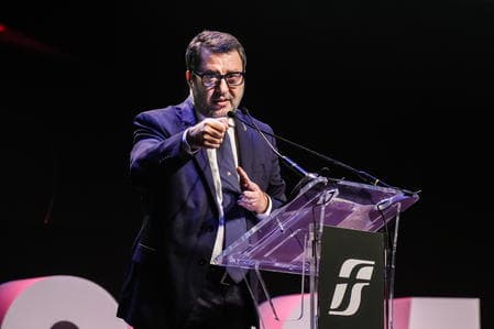 Caos treni, Salvini al centro delle polemiche