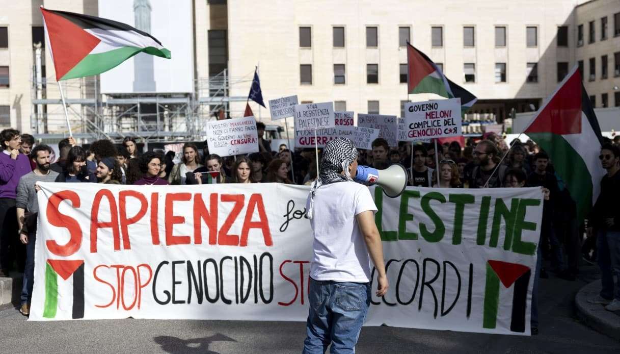 Roma, momenti di tensione tra gli studenti e la polizia a La Sapienza