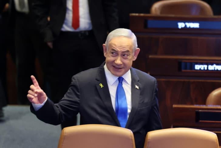 Israele scende in piazza per gli ostaggi e Netanyahu se ne va a cena