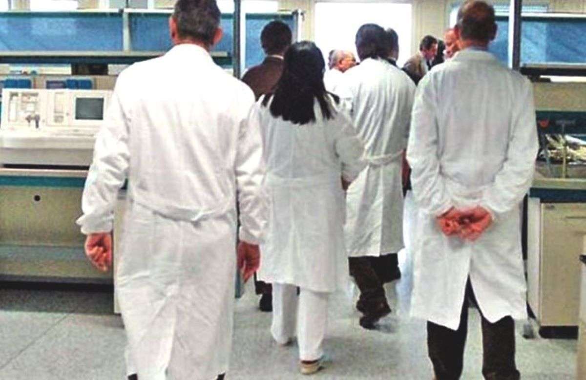 Pensione.  Per i medici il governo propone di innalzarla a 72 anni, scontro con i sindacati