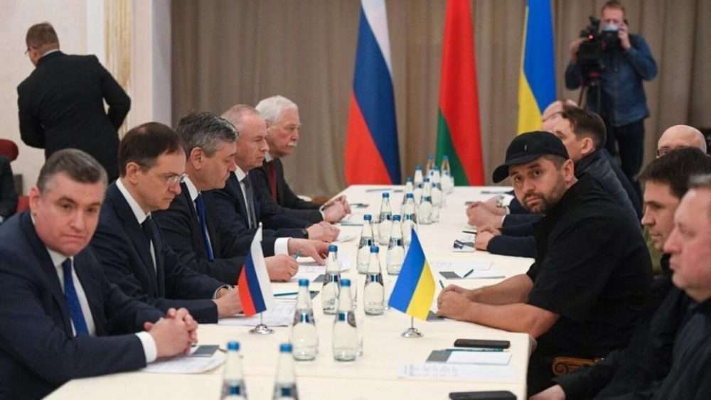 Ucraina, conclusi i primi negoziati.  Putin: “Kiev neutrale e riconoscimento della Crimea”, intanto si continua a combattere