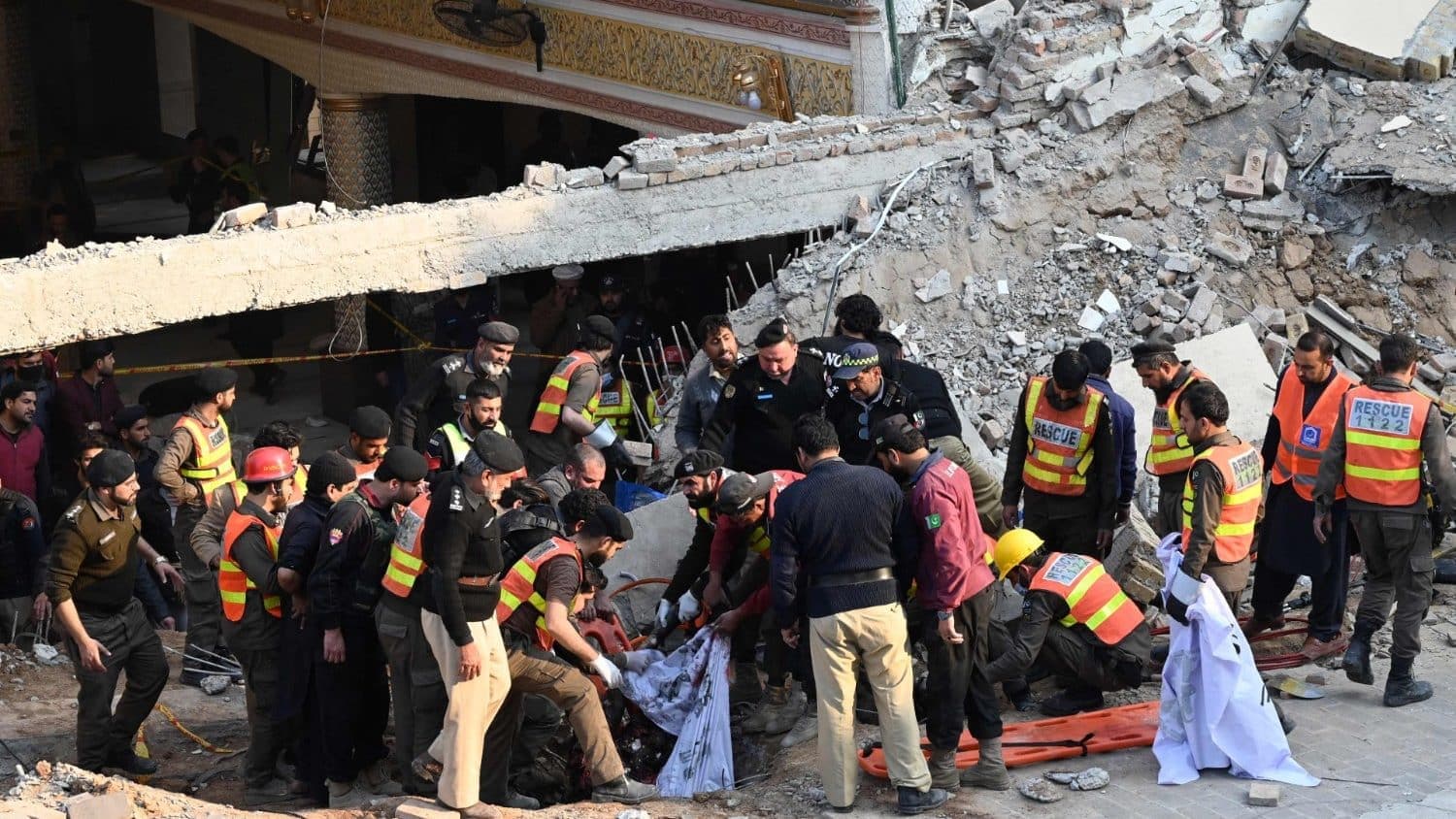 Tensione tra Pakistan e Afghanistan: raid aerei sul confine dopo un attentato a Peshawar