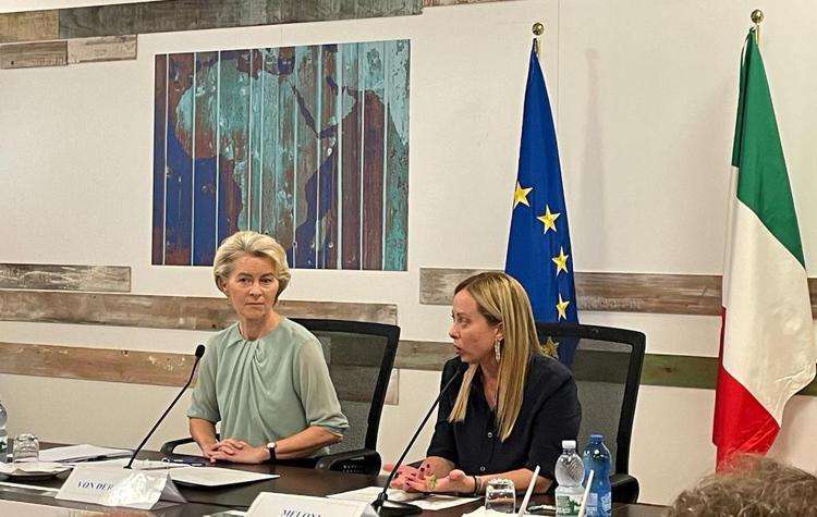Meloni e von der Leyen in visita all’hotspot di Lampedusa: “Siamo qui per dare una risposta coordinata, basta alle partenze illegali”