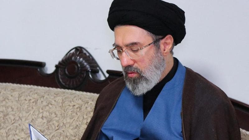 Mojtaba Khamenei è la nuova Guida Suprema dell'Iran. Le Guardie della Rivoluzione gli hanno giurato fedeltà