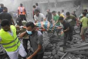 Israele-Hamas, migliaia di persone al valico di Rafah che ancora resta chiuso. Aiuti umanitari bloccati in Egitto